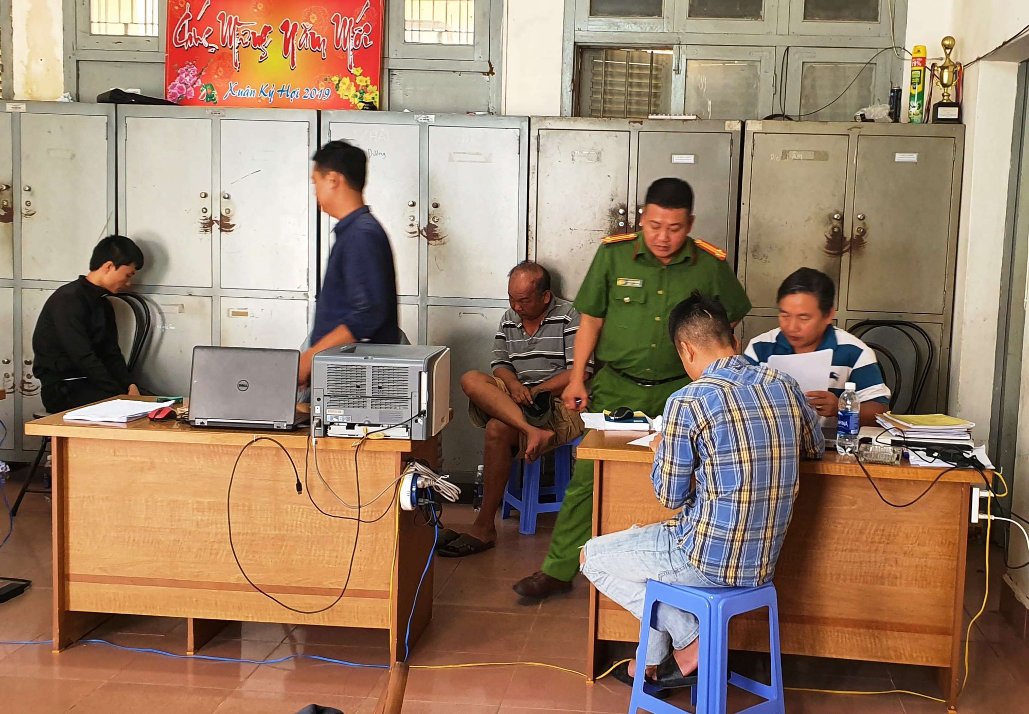 Nữ MC c&ugrave;ng người t&igrave;nh tổ chức đ&aacute;nh bạc bị khởi tố - Ảnh 1.