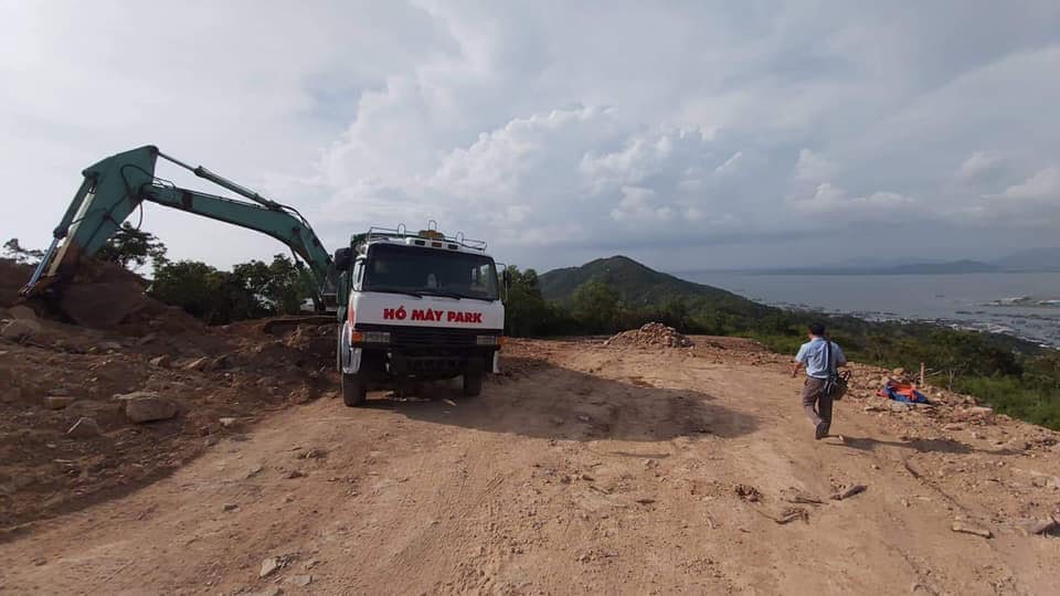 Lấp biển làm thủy cung, đào núi dựng biệt thự