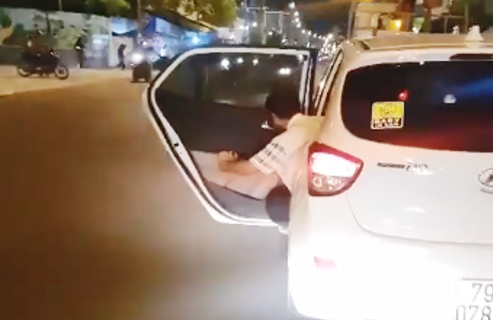 Ô tô vừa mở cửa vừa chạy lạng lách, bất chấp nguy hiểm