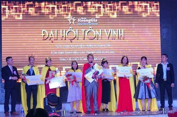 Khóc ròng vì "sập bẫy" Tập đoàn Hoàng Gia