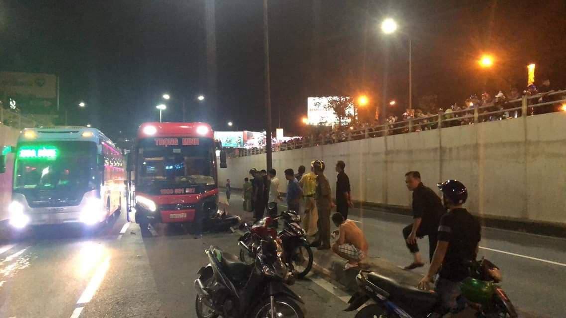 Cố tình chạy xe máy vào hầm chui, hai thanh niên bị xe khách tông tử vong
