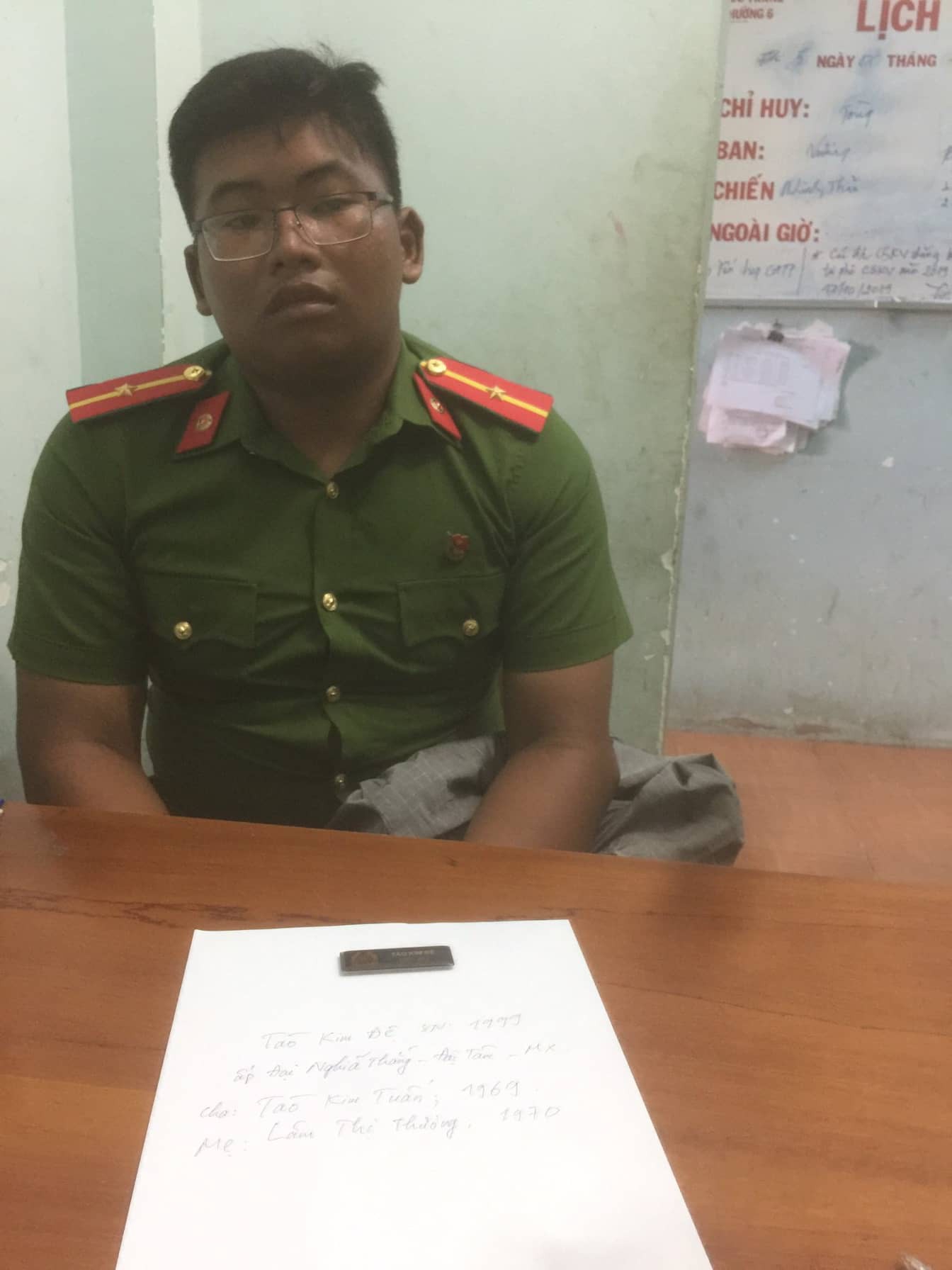 Lật tẩy g&atilde; trai mặc trang phục c&ocirc;ng an bước v&agrave;o cửa h&agrave;ng - Ảnh 1.