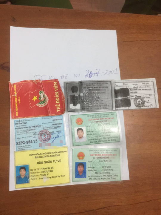Lật tẩy g&atilde; trai mặc trang phục c&ocirc;ng an bước v&agrave;o cửa h&agrave;ng - Ảnh 2.