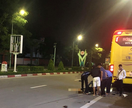 Xe khách giường nằm tông xe máy văng 30 m, 2 nữ sinh viên thương vong