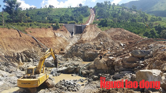 Xe thi công thủy điện đứt thắng làm 2 người chết, 1 bị thương