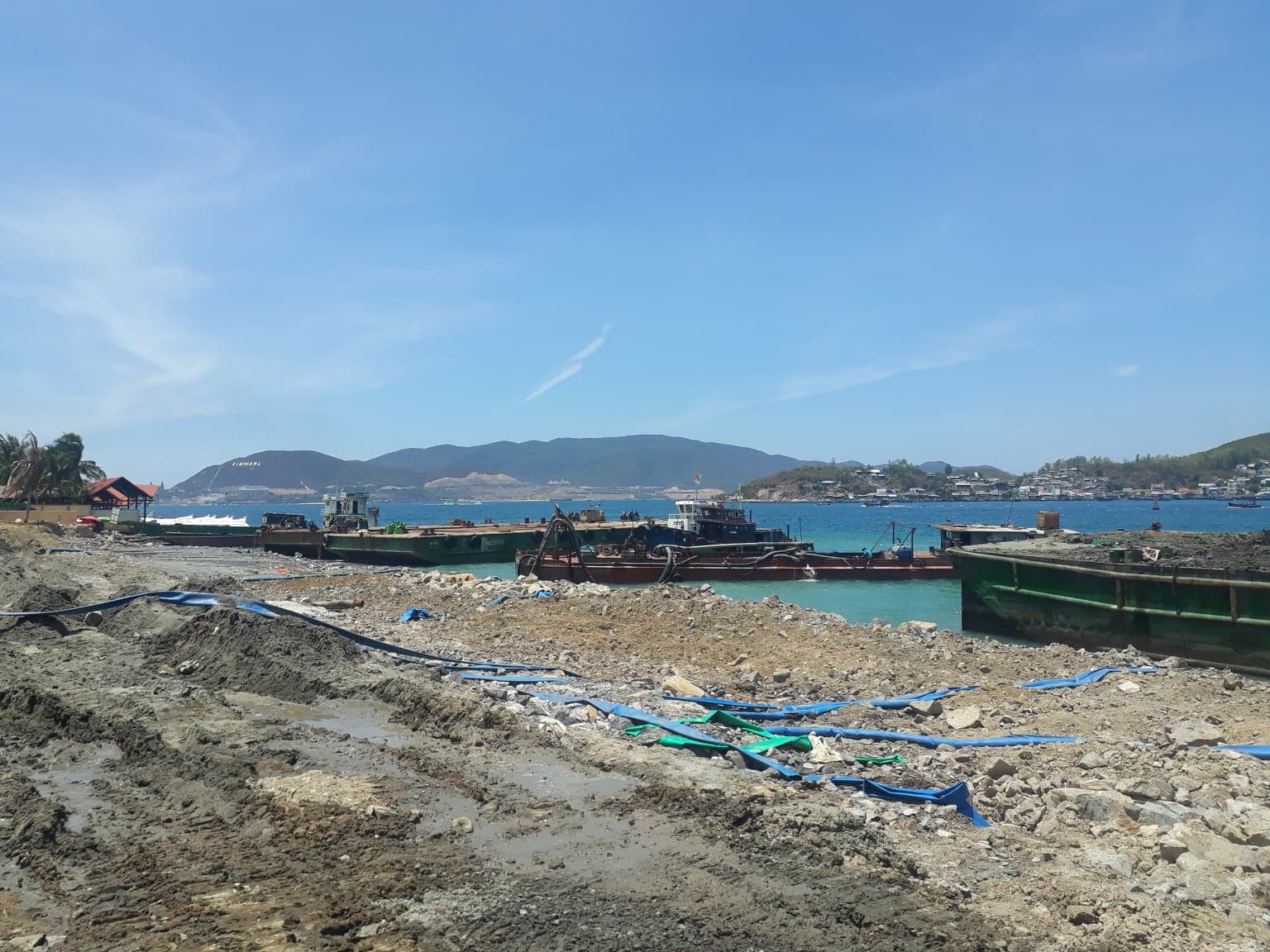 Một tàu chở khách bị chìm ở vịnh Nha Trang - Ảnh 1.