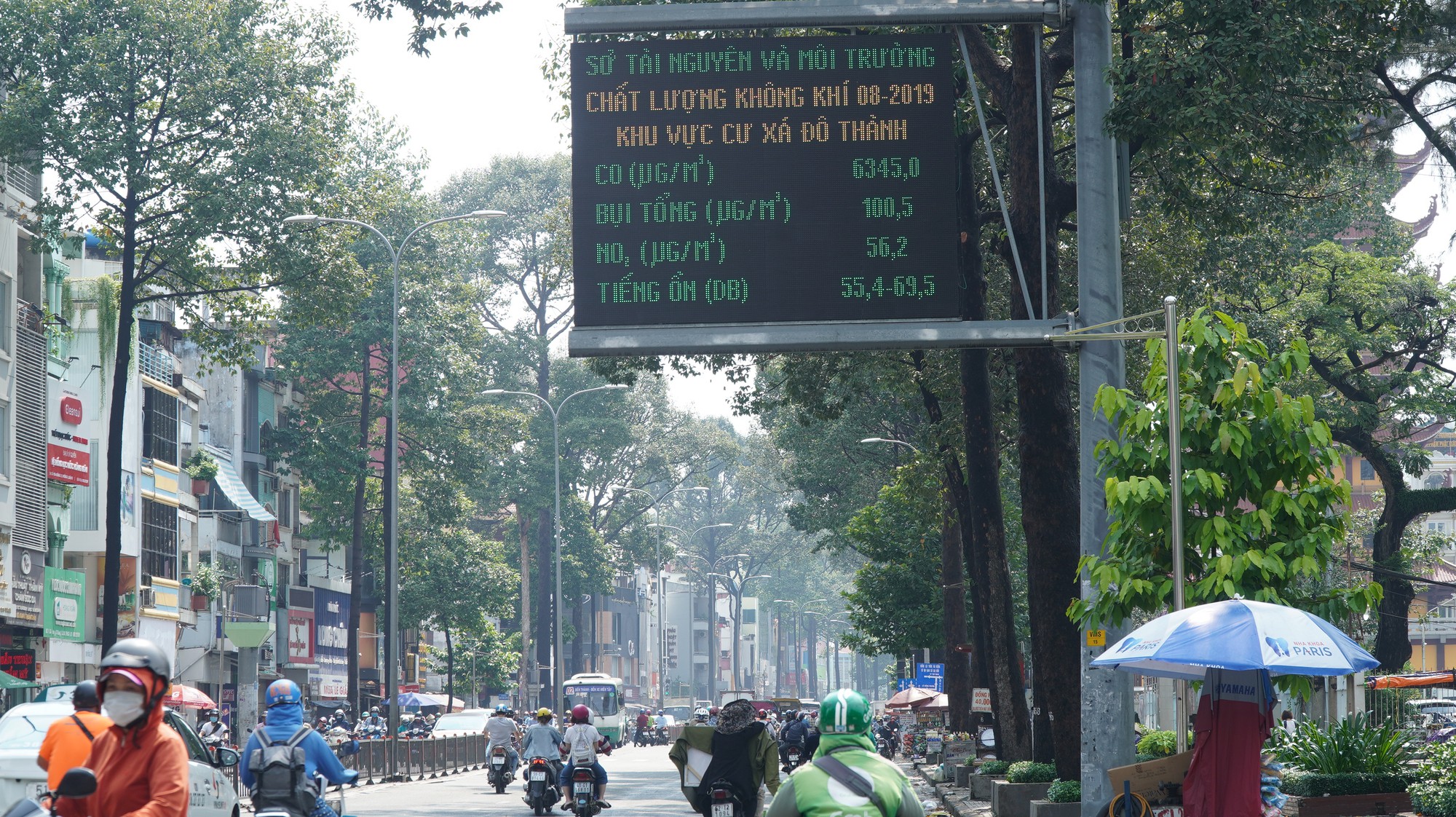Trưa 2-10, bầu trời TP HCM có gì? - Ảnh 1.