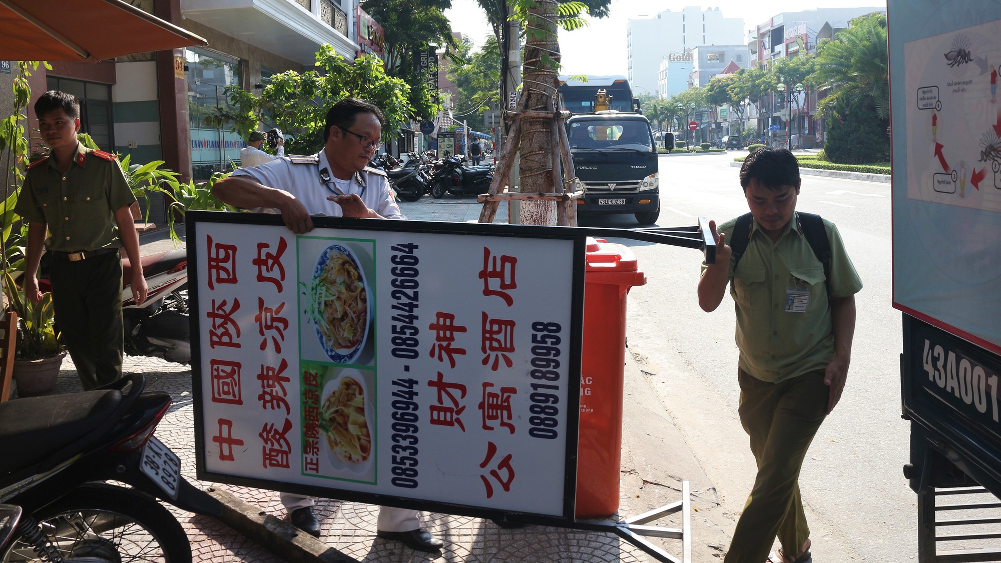 Xử phạt 30 cơ sở ghi bảng quảng cáo toàn chữ nước ngoài tại "phố Trung Quốc" Đà Nẵng
