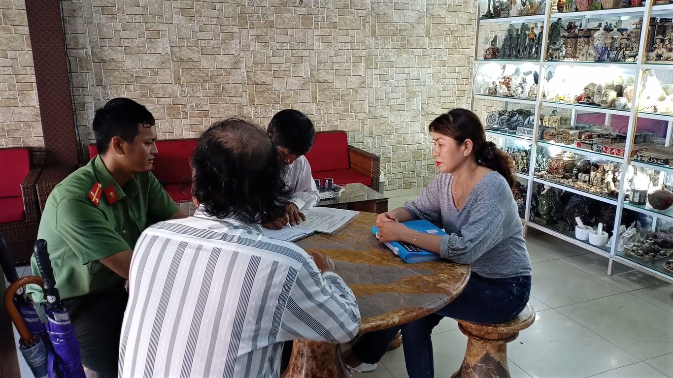 Xử phạt 30 cơ sở ghi bảng quảng cáo toàn chữ nước ngoài tại phố Trung Quốc Đà Nẵng - Ảnh 4.