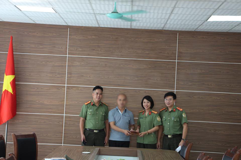 Bay từ nước ngo&agrave;i về, kh&aacute;ch nam để qu&ecirc;n v&iacute; c&oacute; nhẫn đ&iacute;nh h&ocirc;n, d&acirc;y chuyền v&agrave;ng ở s&acirc;n bay - Ảnh 1.