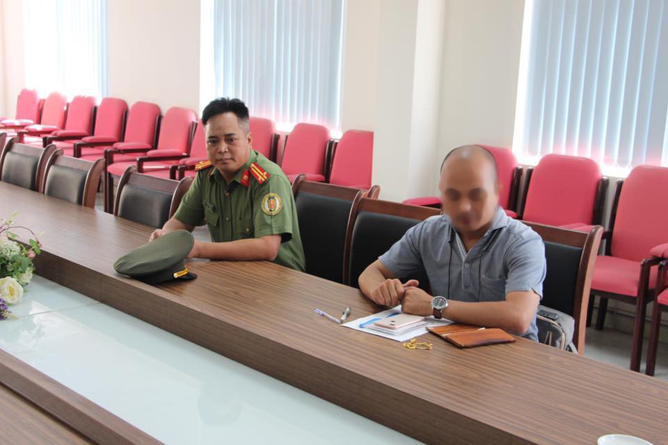 Bay từ nước ngo&agrave;i về, kh&aacute;ch nam để qu&ecirc;n v&iacute; c&oacute; nhẫn đ&iacute;nh h&ocirc;n, d&acirc;y chuyền v&agrave;ng ở s&acirc;n bay - Ảnh 2.