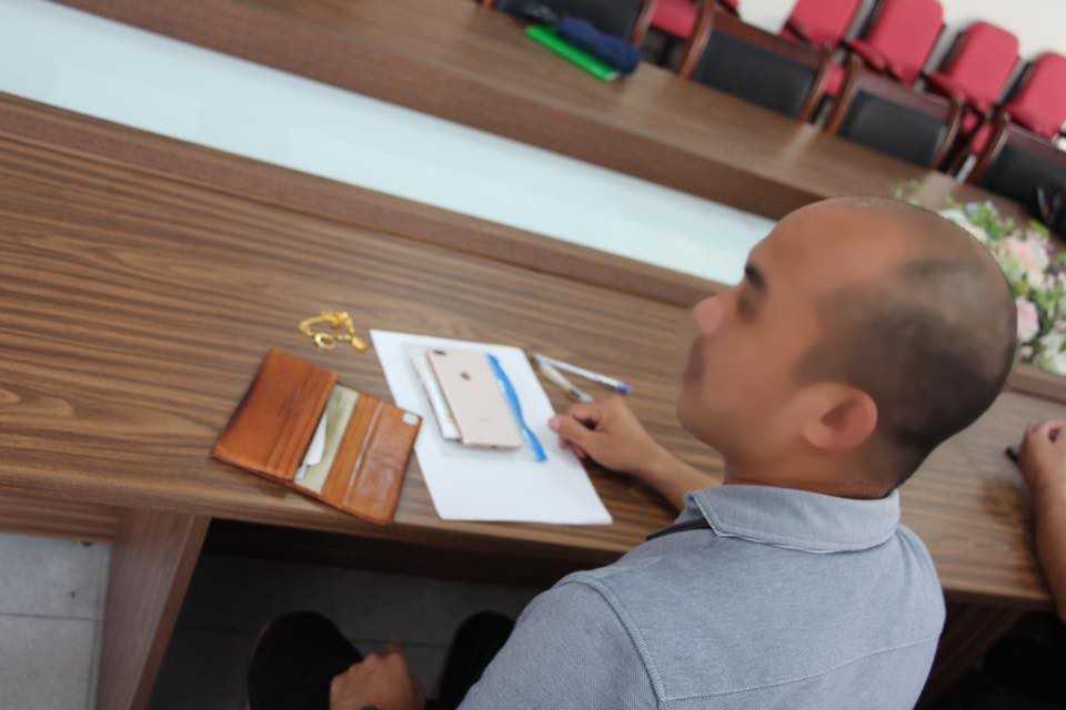 Bay từ nước ngoài về, khách nam để quên ví có nhẫn đính hôn, dây chuyền vàng ở sân bay