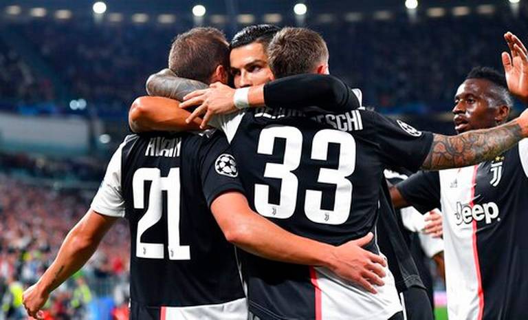 Ronaldo lập kỷ lục ghi bàn, xóa "hiềm thù" với Higuain