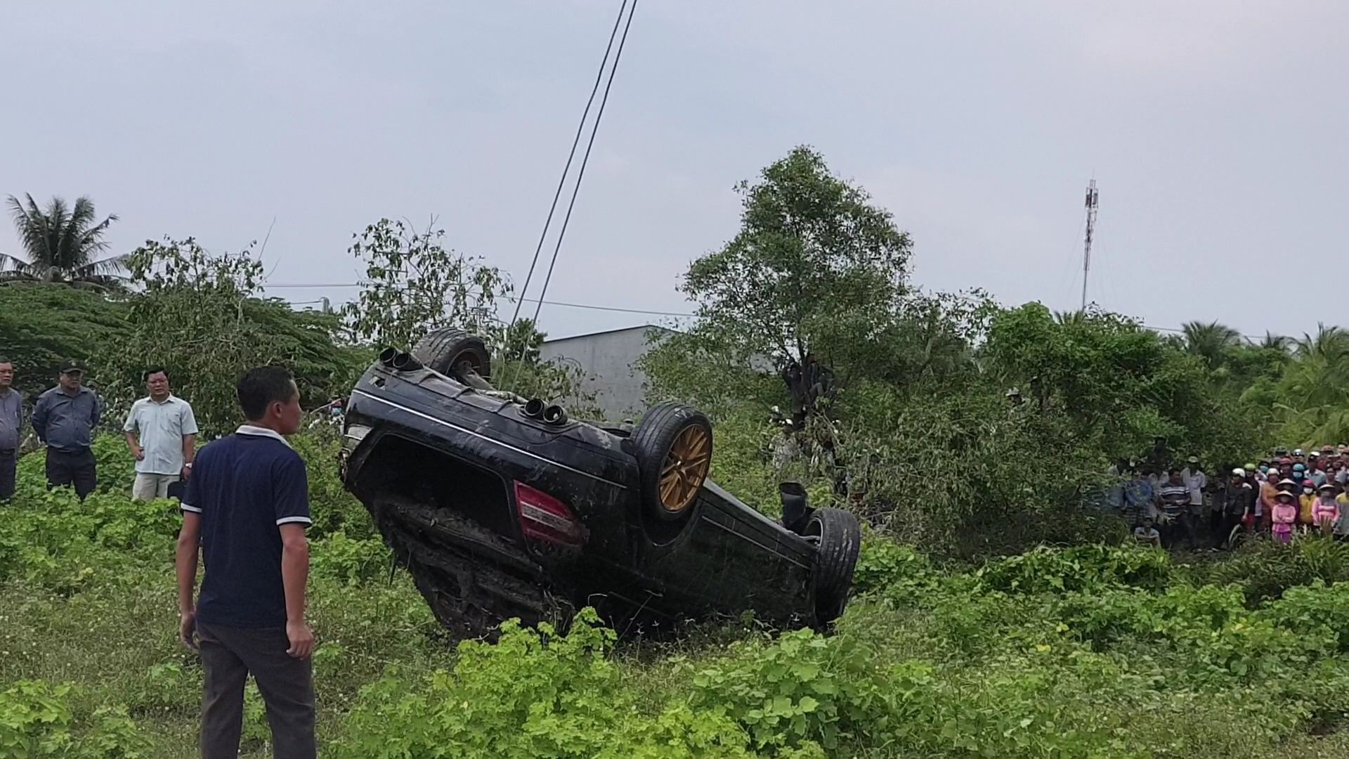 Tiền Giang: Bên trong xe 4 chỗ chìm dưới kênh có 3 thi thể - Ảnh 1.
