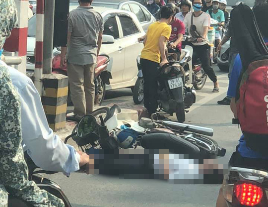 Người đàn ông đi xe máy bất ngờ tông vào trụ bêtông cầu vượt Thái Hà tử vong