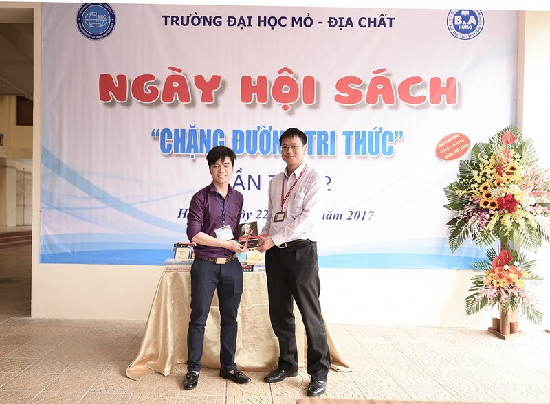 Tổ chức lễ tưởng nhớ, c&ocirc;ng bố những bức ảnh x&uacute;c động của Thứ trưởng L&ecirc; Hải An - Ảnh 9.