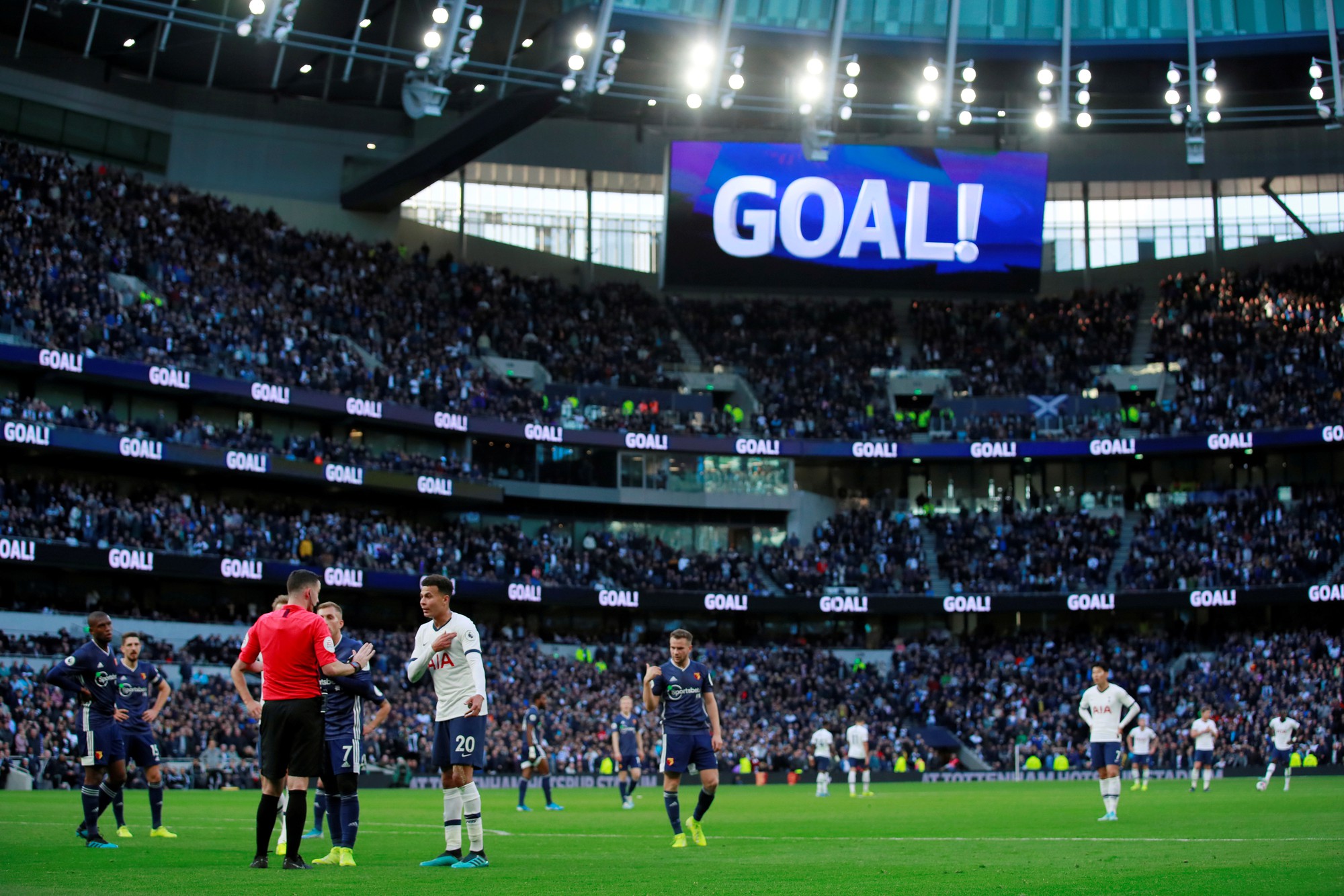 Tottenham được bẻ còi giải cứu, VAR "xin lỗi" người hâm mộ Anh