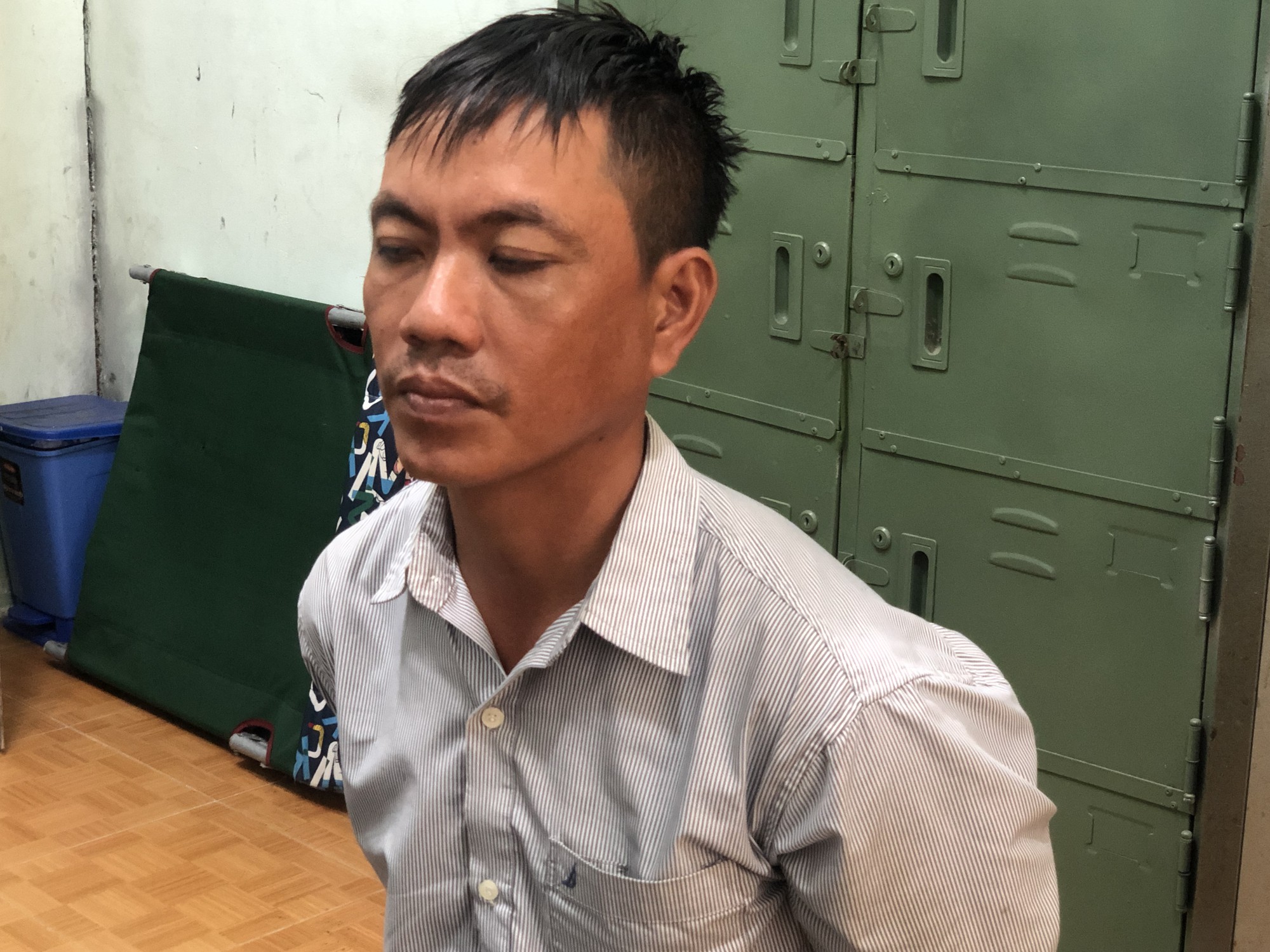 Chủ tiệm vàng sập bẫy kẻ cướp đeo khẩu trang, đội nón bảo hiểm - Ảnh 1.
