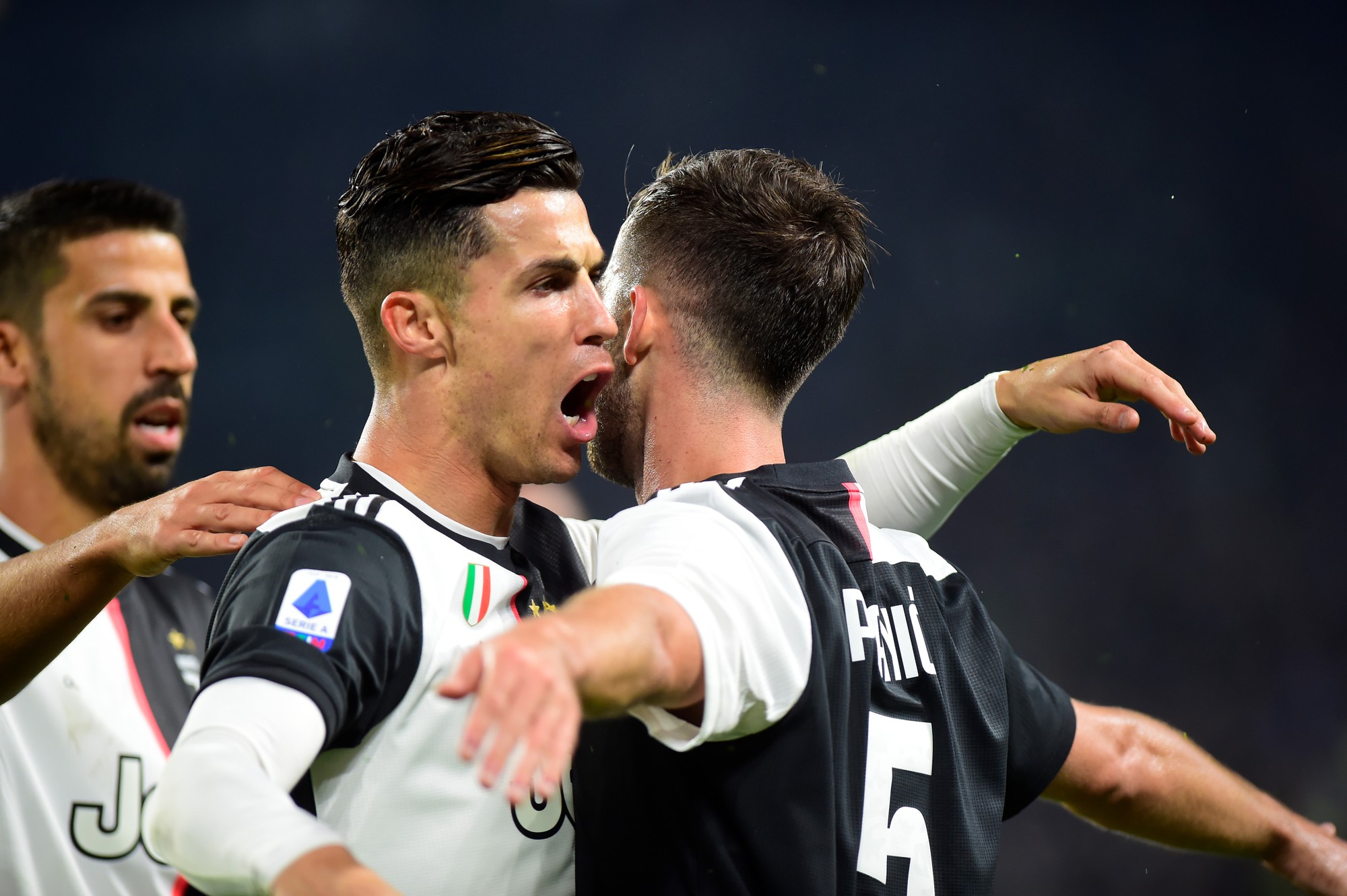 Juventus tặng quà độc, Ronaldo bùng nổ với bàn thắng 701