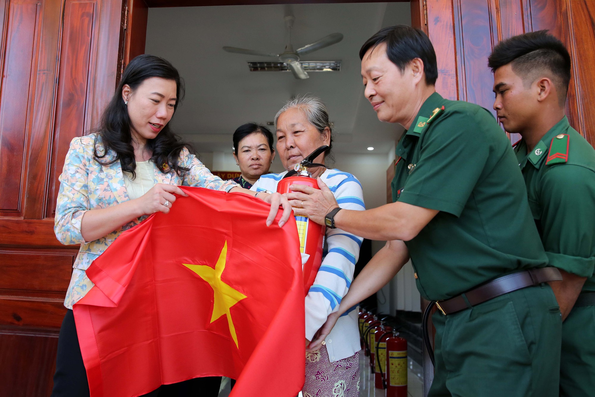 Cờ Tổ quốc đến tay ngư dân huyện Cần Giờ, TP HCM
