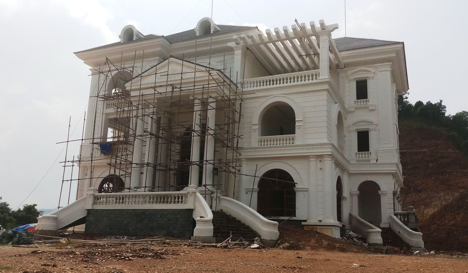 Chây ỳ đóng 40 triệu đồng tiền phạt, vẫn cho hoàn thiện biệt thự không phép - Ảnh 3.