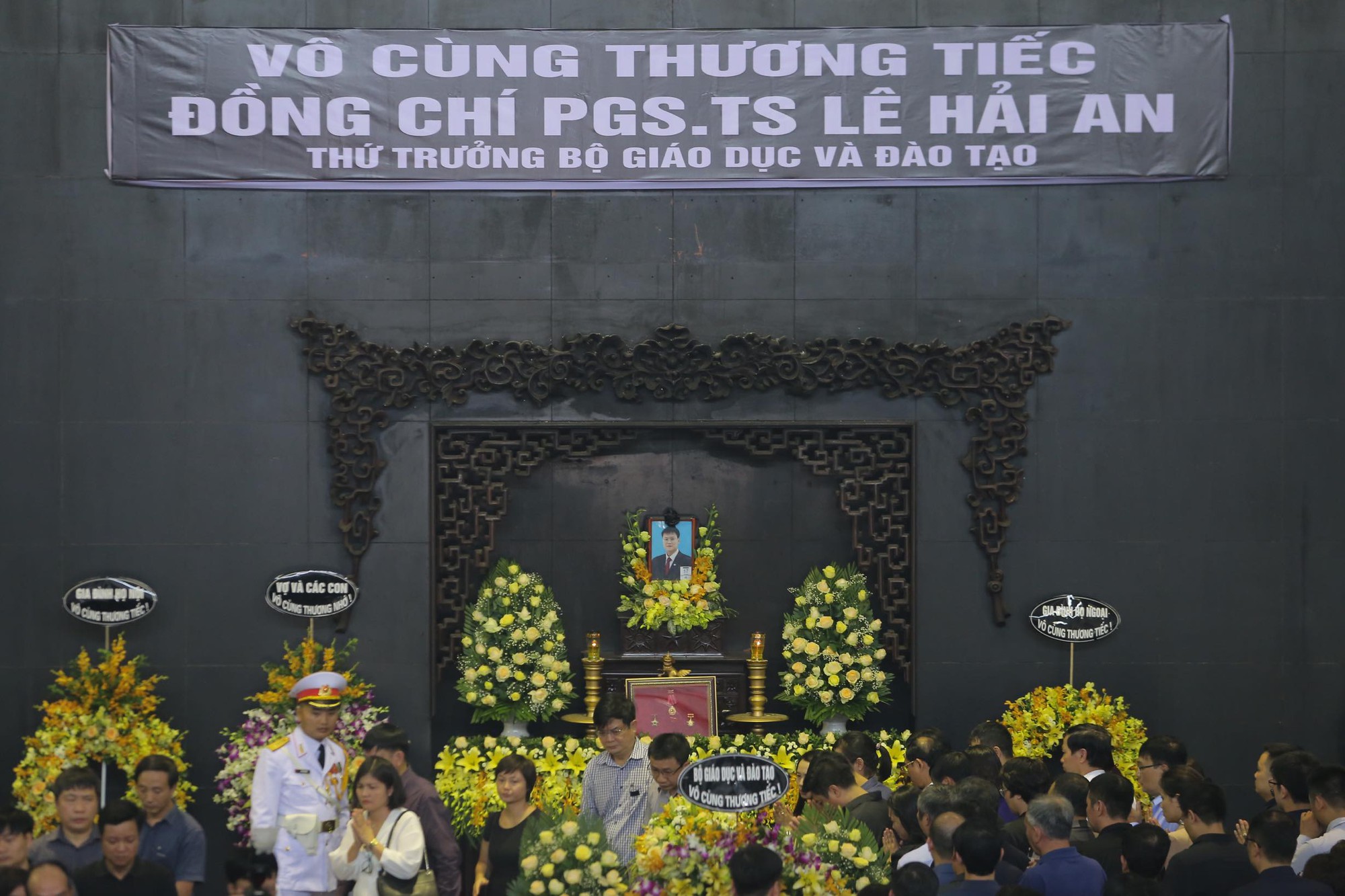 H&agrave;ng ng&agrave;n người tiễn biệt cố Thứ trưởng L&ecirc; Hải An - Ảnh 2.