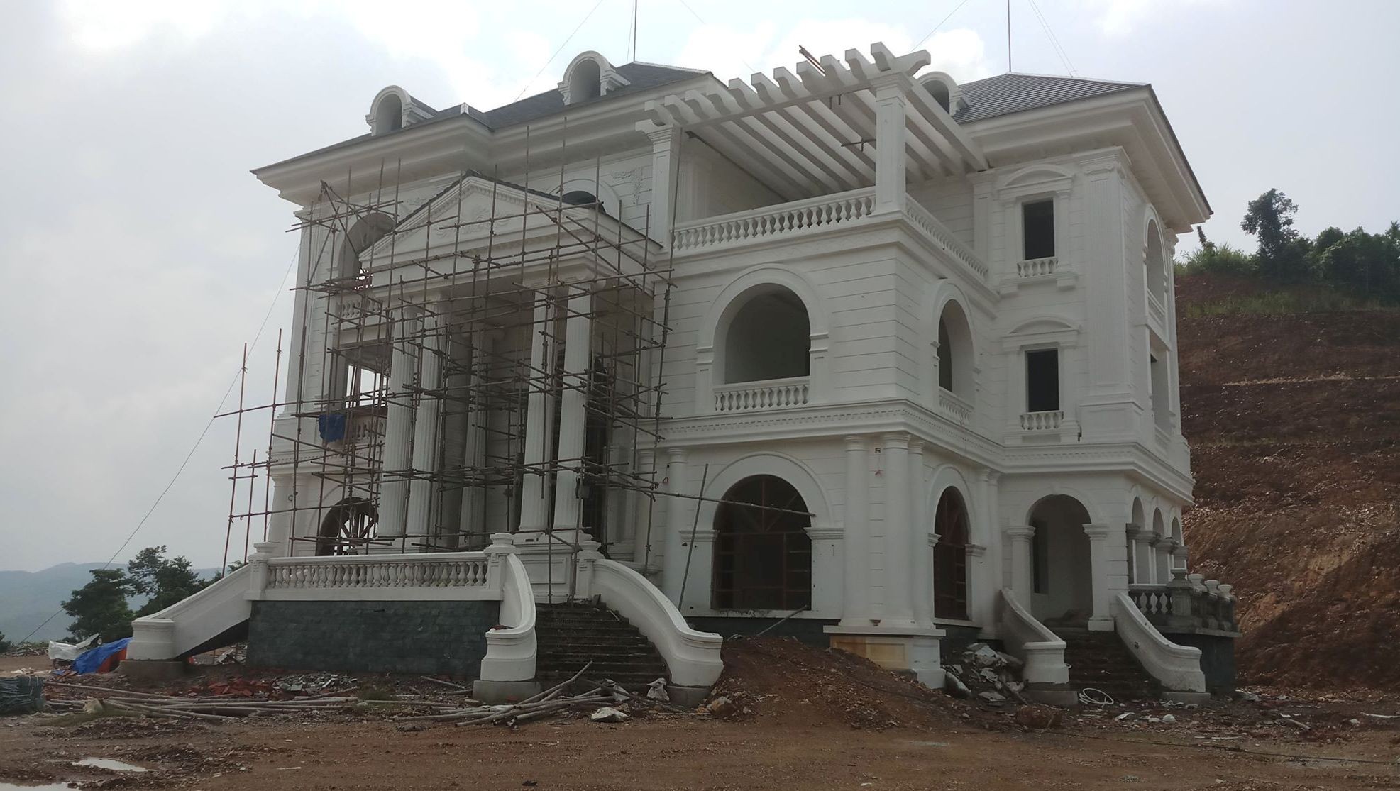 "Chây ỳ" đóng 40 triệu đồng tiền phạt, vẫn cho hoàn thiện biệt thự không phép