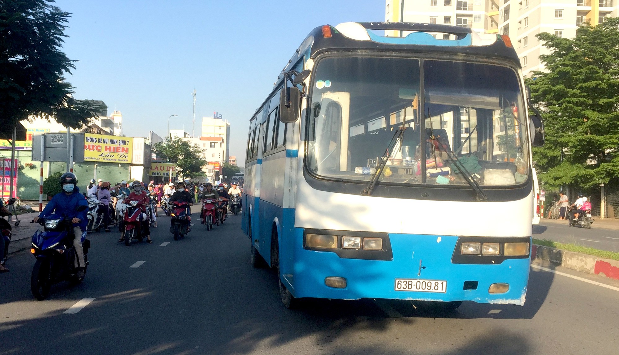 TP HCM: Người phụ nữ run rẩy bên thi thể chồng vừa tử nạn