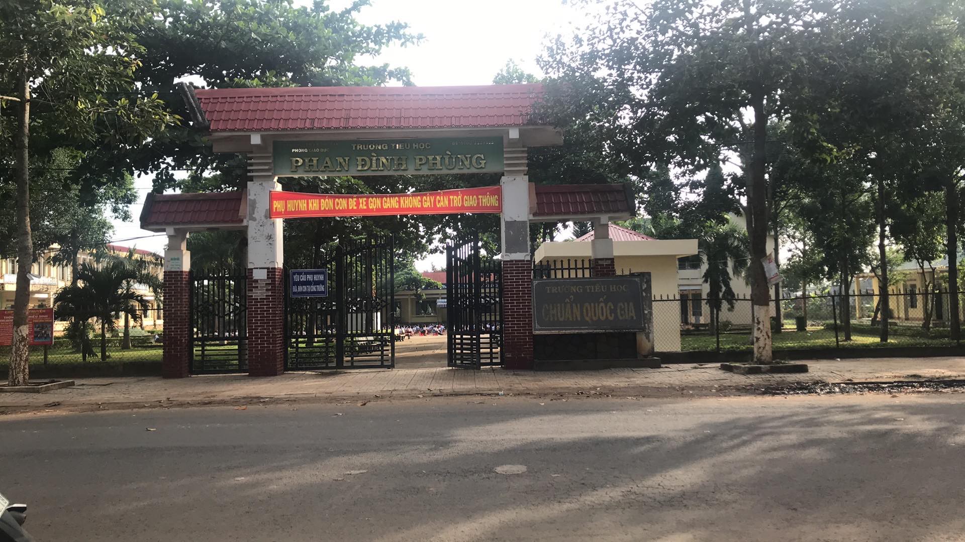 Trường lạm thu, phụ huynh phản &aacute;nh ra Bộ GD-ĐT - Ảnh 1.