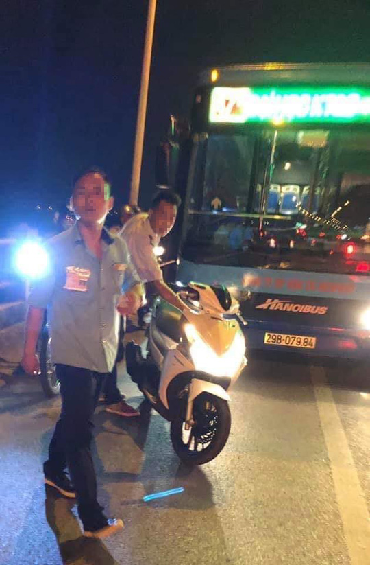 Tài xế và phụ xe buýt cầm hung khí đánh người sau khi bị nhắc nhở vì đại náo đường phố - Ảnh 2.