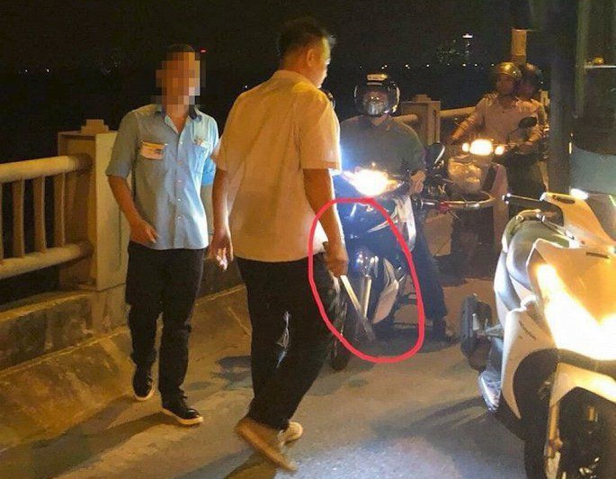 Tài xế và phụ xe buýt cầm hung khí đánh người sau khi bị nhắc nhở vì "đại náo" đường phố