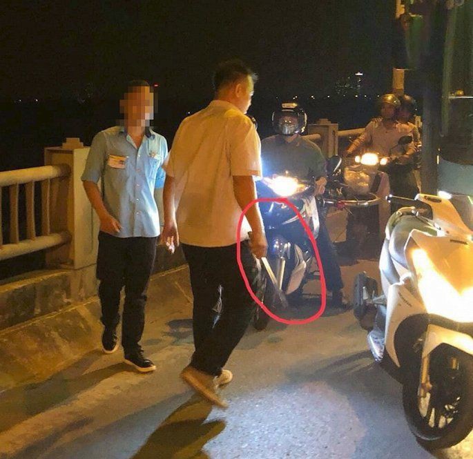 Tài xế và phụ xe buýt cầm hung khí đánh người sau khi bị nhắc nhở vì đại náo đường phố - Ảnh 1.