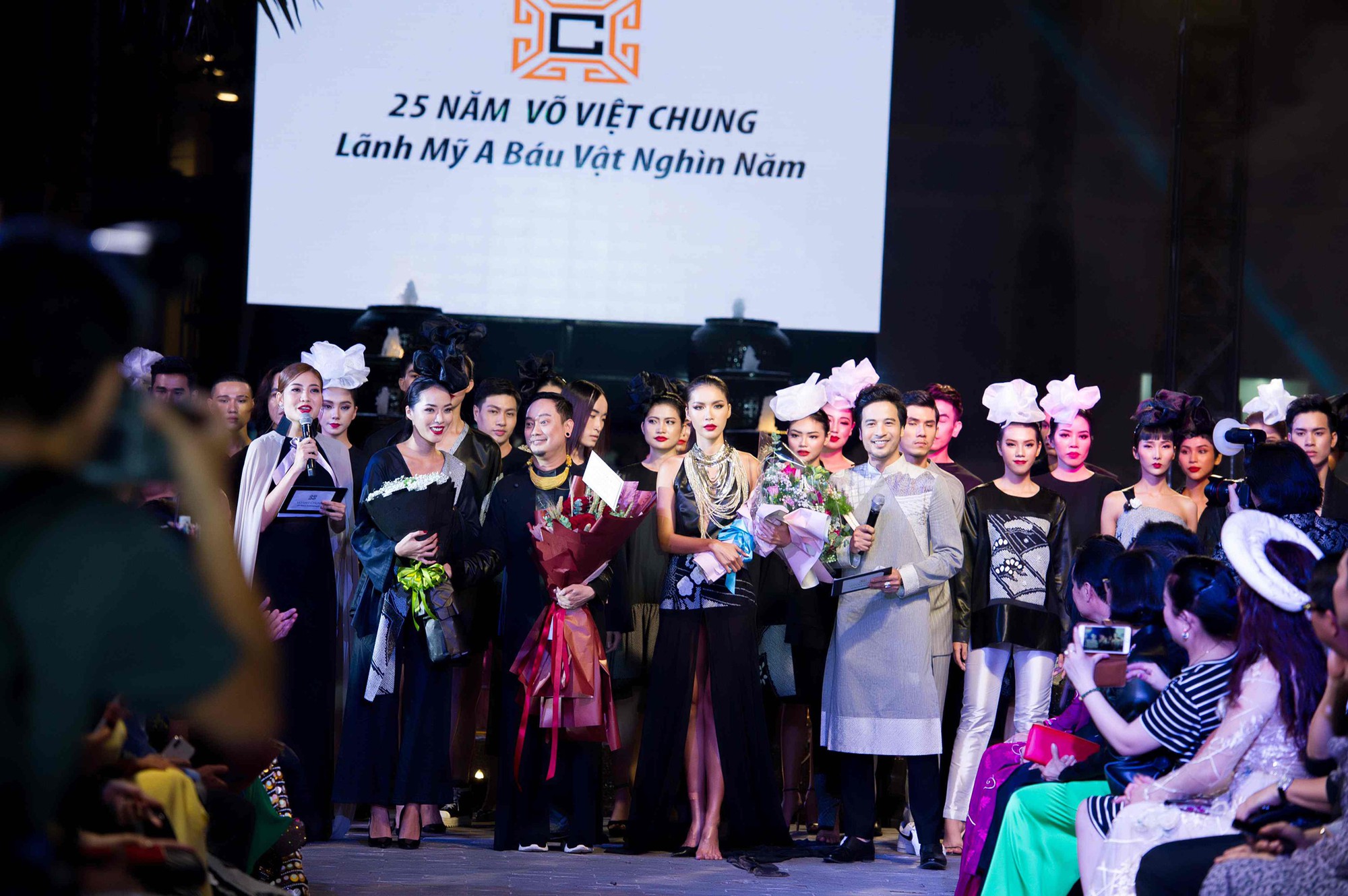 Đo&agrave;n Minh T&agrave;i l&agrave;m MC kỷ niệm 25 năm của NTK V&otilde; Việt Chung - Ảnh 7.