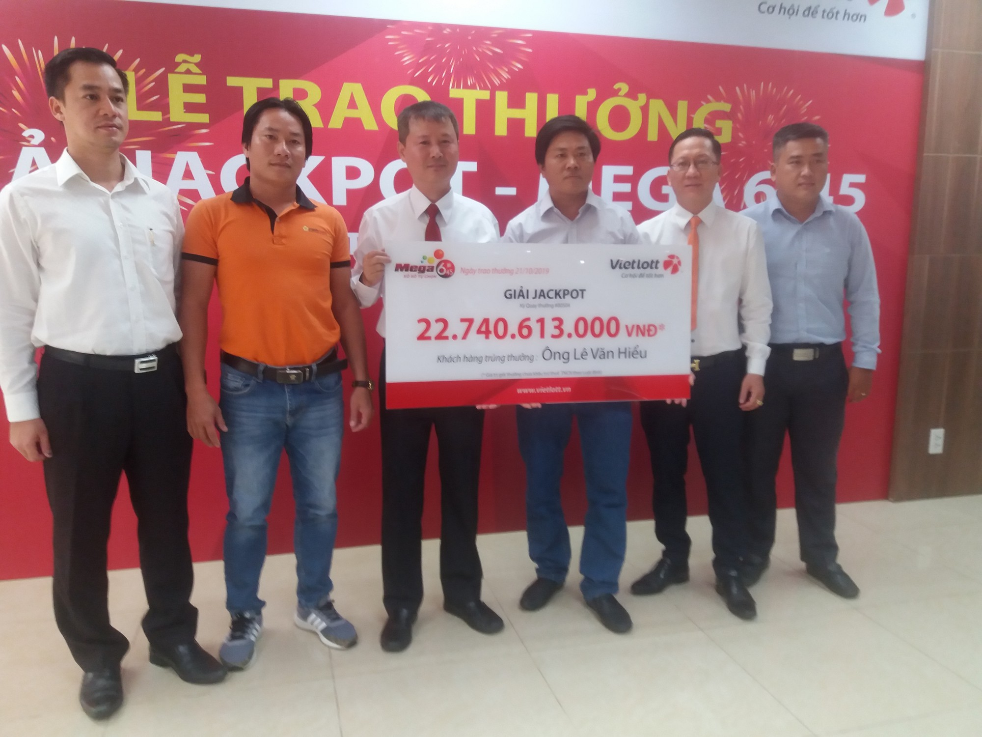 Người hai lần c&ocirc;ng khai danh t&iacute;nh tr&uacute;ng Jackpot nhận thưởng hơn 22,7 tỉ đồng - Ảnh 2.