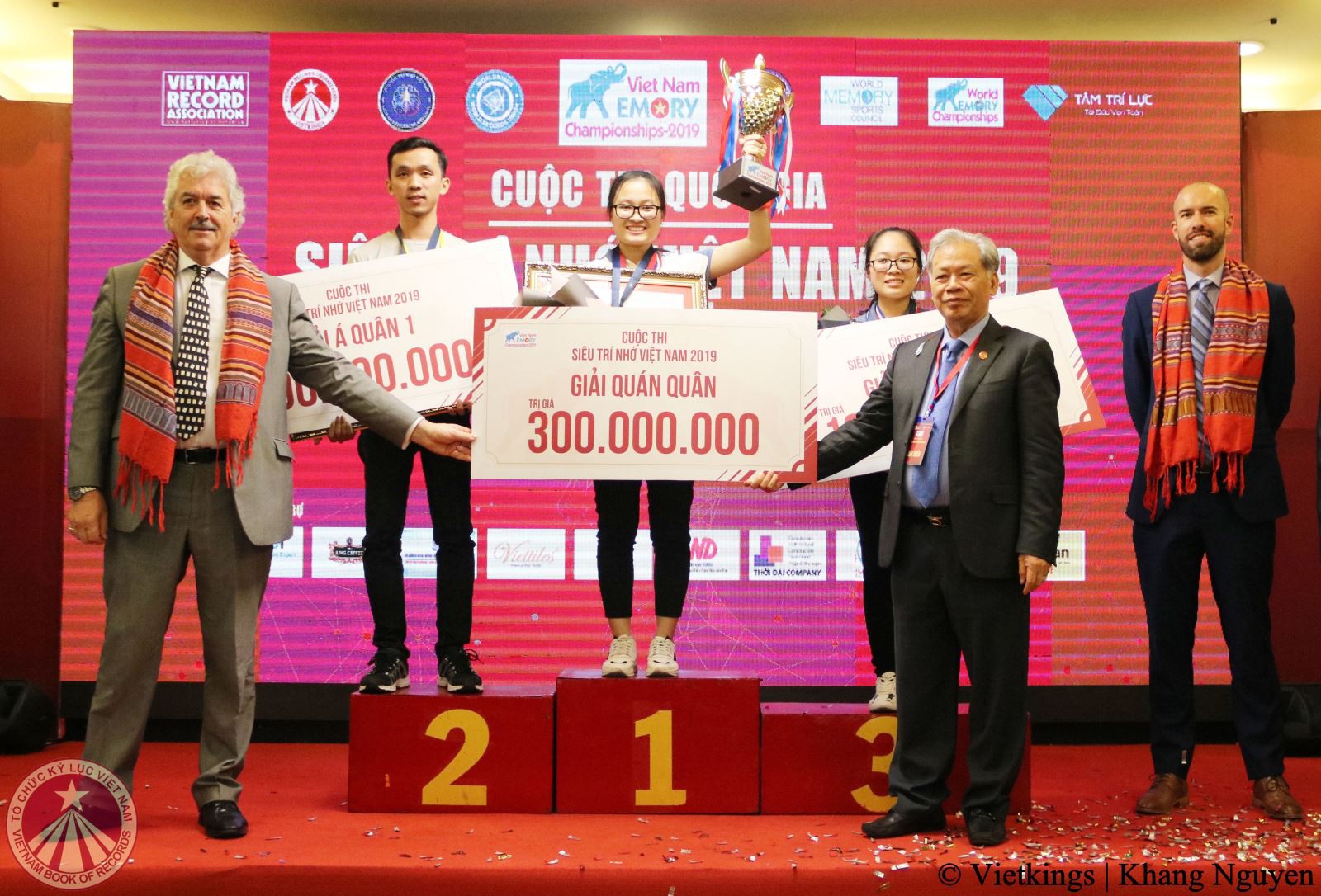 Hai chị em nghèo ở Lâm Đồng cùng đoạt giải vàng “Siêu trí nhớ Việt Nam”