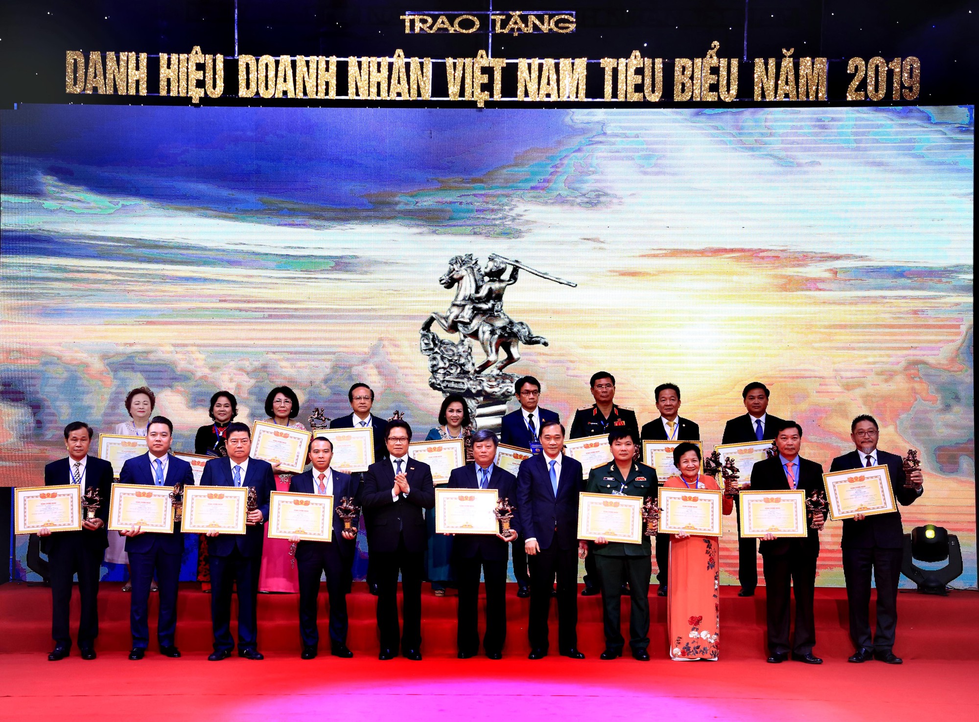 Chủ tịch Tập đo&agrave;n BRG, Madame Nguyễn Thị Nga được vinh danh Doanh nh&acirc;n Việt Nam ti&ecirc;u biểu - C&uacute;p Th&aacute;nh Gi&oacute;ng - Ảnh 2.
