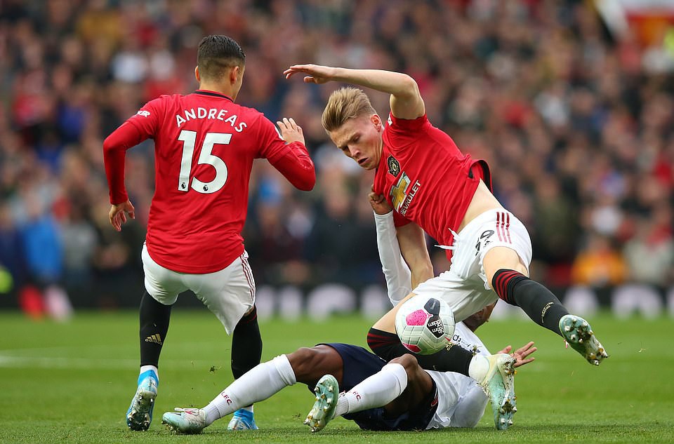 Nghẹt thở đại chiến, Liverpool suýt thua Man United tại Old Trafford