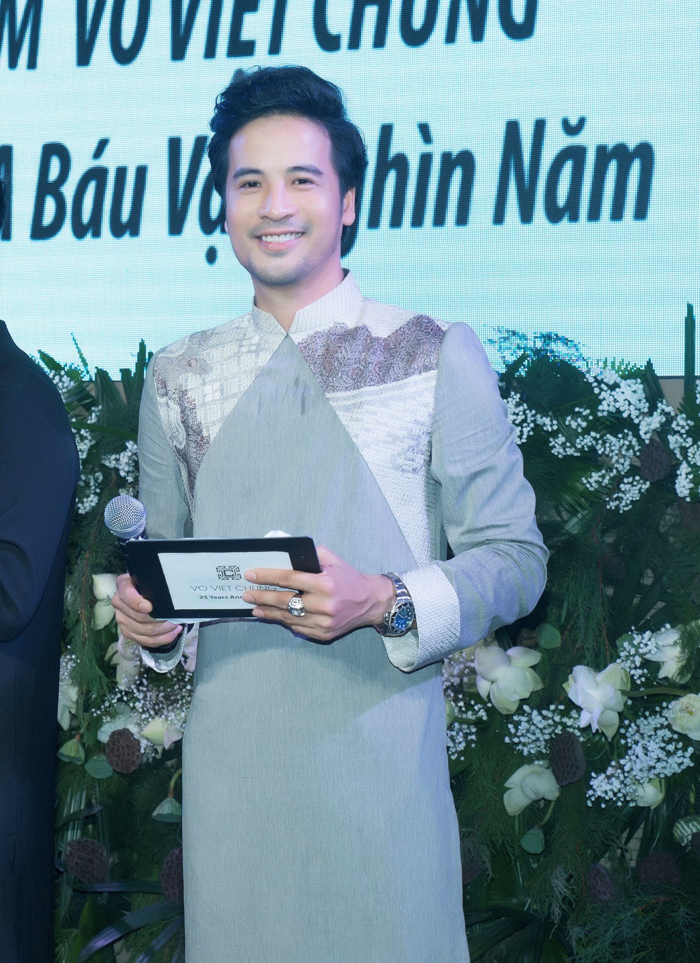 Đo&agrave;n Minh T&agrave;i l&agrave;m MC kỷ niệm 25 năm của NTK V&otilde; Việt Chung - Ảnh 1.