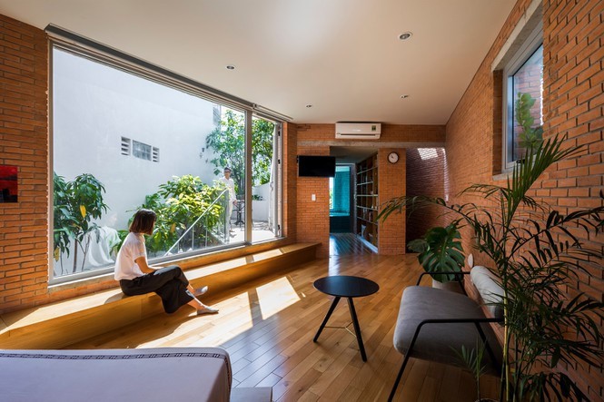 Nhà gạch nung rợp bóng cây xanh lọt đề cử kiến trúc đẹp nhất thế giới - Ảnh 3.