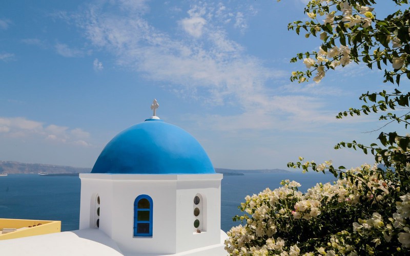 Ngắm những ng&ocirc;i nh&agrave; tường trắng m&aacute;i xanh ở Santorini - Ảnh 2.