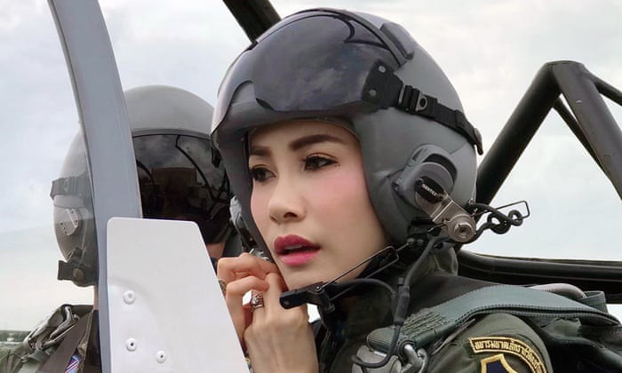 Hoàng quý phi Thái Lan bị tước mọi chức vị vì “bất trung”