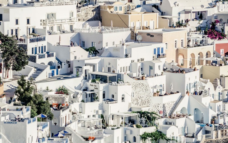 Ngắm những ng&ocirc;i nh&agrave; tường trắng m&aacute;i xanh ở Santorini - Ảnh 11.