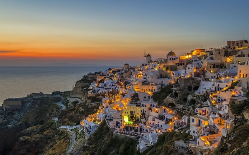 Ngắm những ng&ocirc;i nh&agrave; tường trắng m&aacute;i xanh ở Santorini - Ảnh 13.