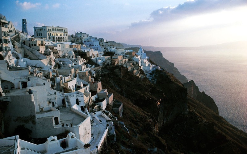 Ngắm những ng&ocirc;i nh&agrave; tường trắng m&aacute;i xanh ở Santorini - Ảnh 14.