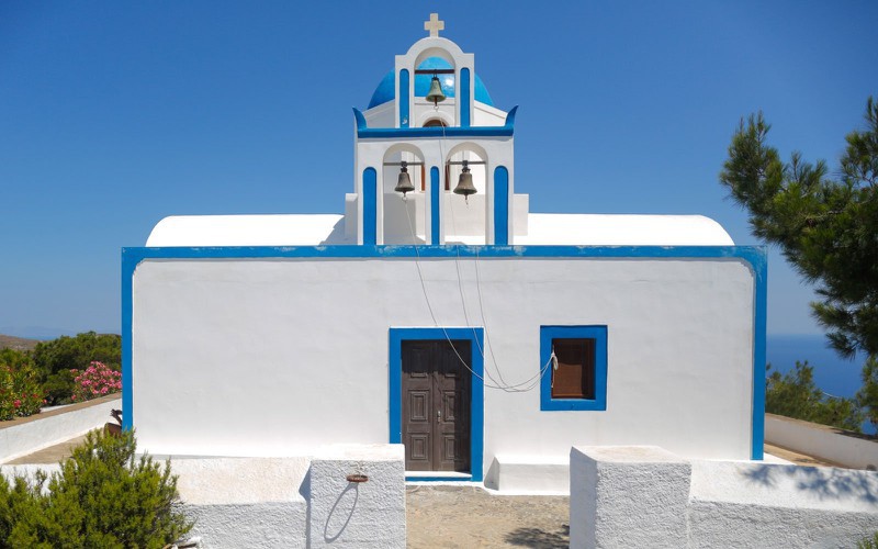 Ngắm những ng&ocirc;i nh&agrave; tường trắng m&aacute;i xanh ở Santorini - Ảnh 17.