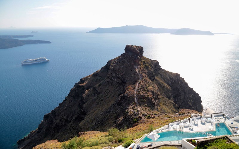 Ngắm những ng&ocirc;i nh&agrave; tường trắng m&aacute;i xanh ở Santorini - Ảnh 18.