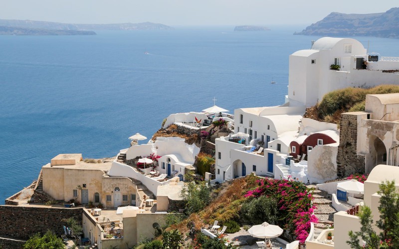 Ngắm những ng&ocirc;i nh&agrave; tường trắng m&aacute;i xanh ở Santorini - Ảnh 3.