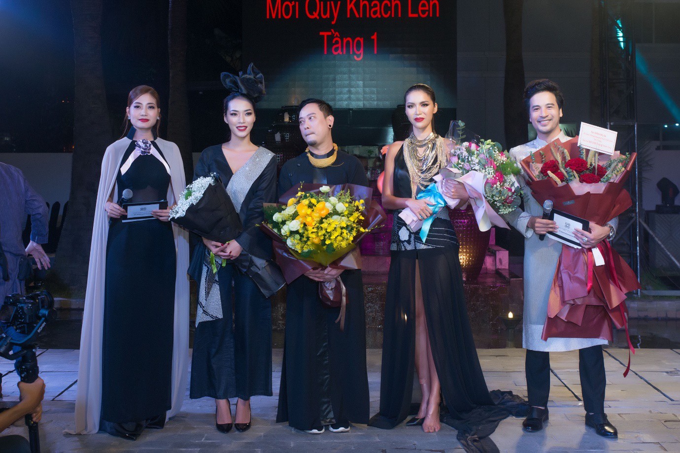 Đo&agrave;n Minh T&agrave;i l&agrave;m MC kỷ niệm 25 năm của NTK V&otilde; Việt Chung - Ảnh 6.