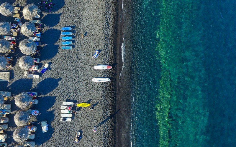 Ngắm những ng&ocirc;i nh&agrave; tường trắng m&aacute;i xanh ở Santorini - Ảnh 4.