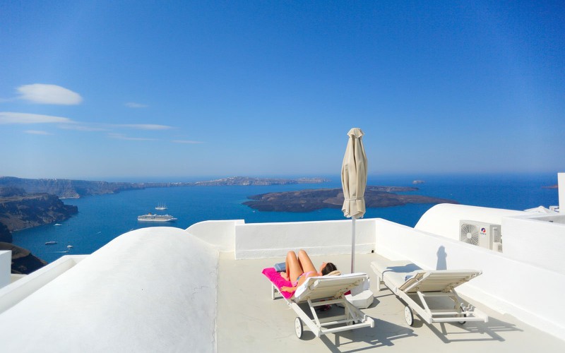 Ngắm những ng&ocirc;i nh&agrave; tường trắng m&aacute;i xanh ở Santorini - Ảnh 6.